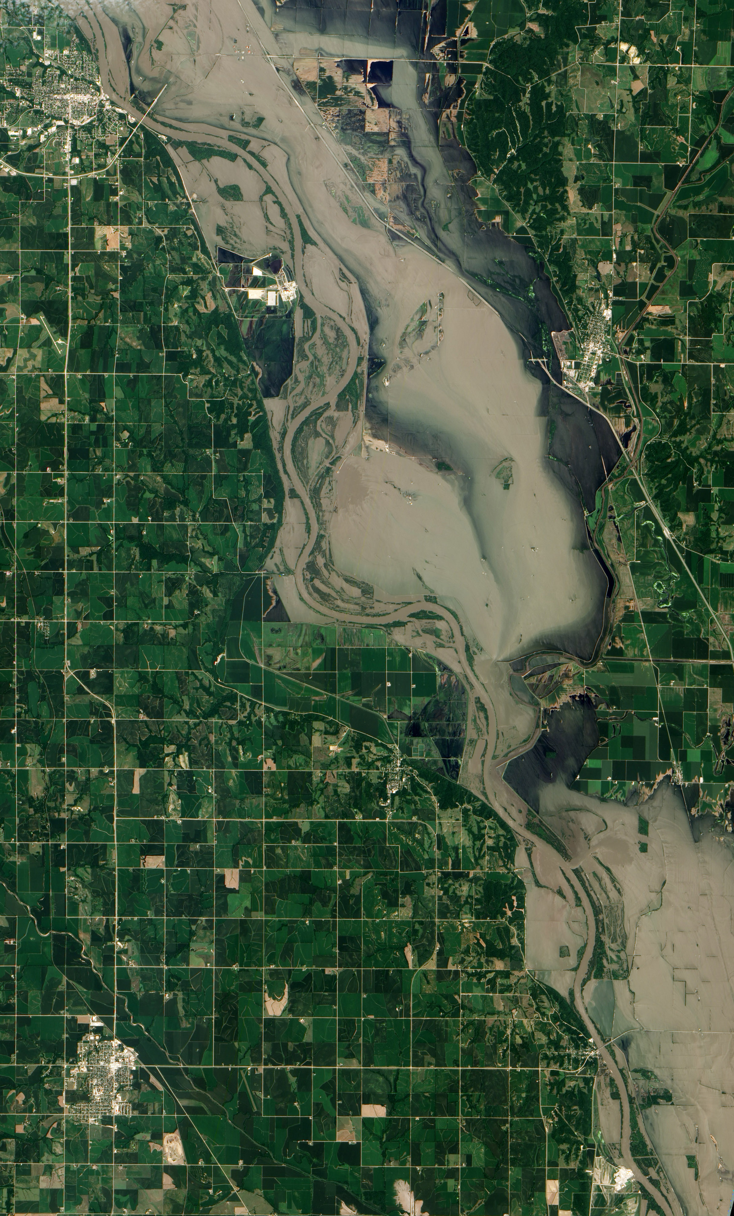 Flooding near Hamburg, Iowa. Attribution: https://www.flickr.com/photos/gsfc/5955698062